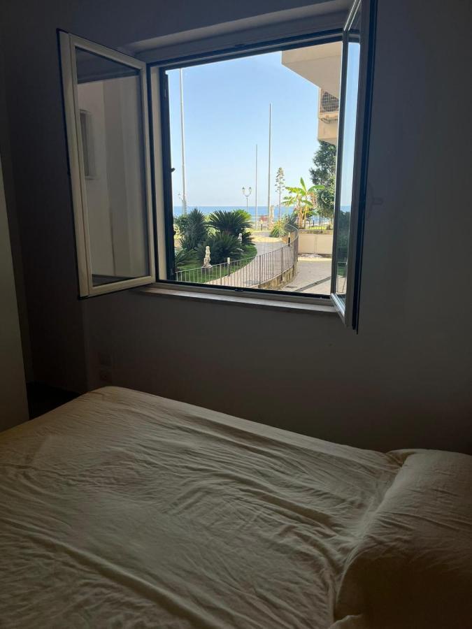 Апартаменты Bilocale Vista Mare Sul Lungomare Сидерно-Марина Экстерьер фото